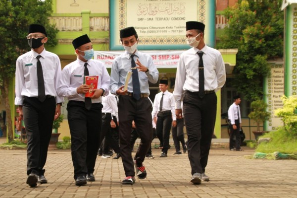 Aksentuasi Total Education System dalam Kurikulum Pesantren