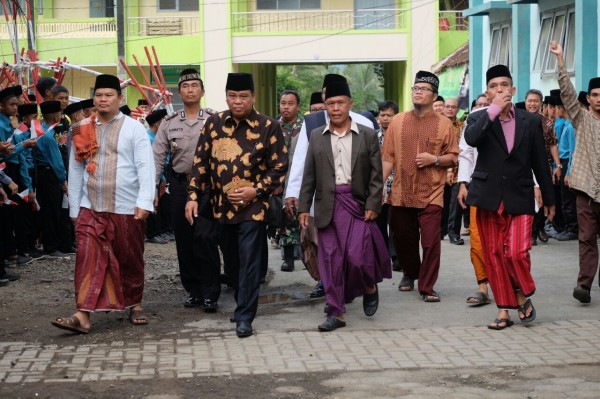 Ketua Mahmakah Konstitusiberjalan bersama Pimpinan Pondok  menuju Auditorium Pesantren Condong